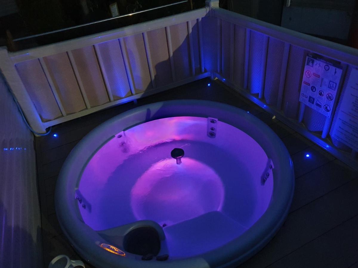 Relaxing Breaks With Hot Tub At Tattershal Lakes 3 Bedroom تاتيرشال المظهر الخارجي الصورة